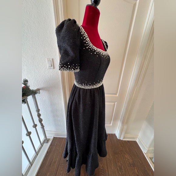 🦄 Mac Duggal Sz 2 Elegant Black Dress with Pearl Accents SAMPLE - Picture 6 of 12